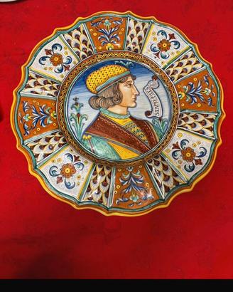 Coppia di piatti decorativi in stile maiolica