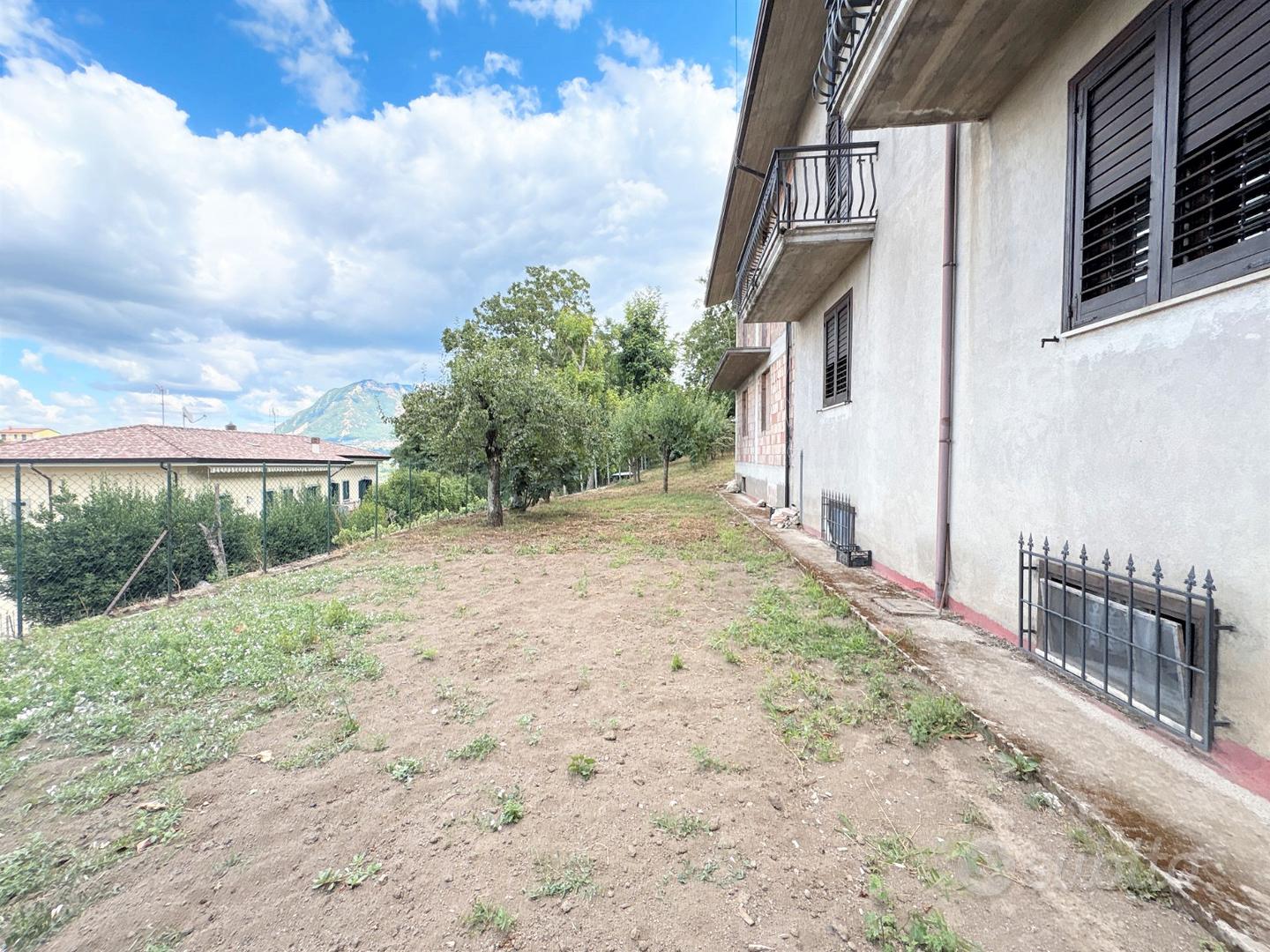 Intera villa bifamiliare con giardino in centro - Vista 5
