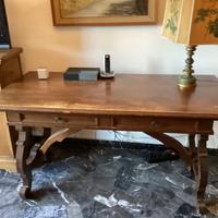 Scrivania in legno con cassetti