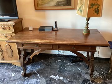 Scrivania in legno con cassetti