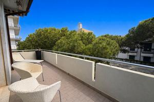 Trilocale con ampia terrazza su via principale