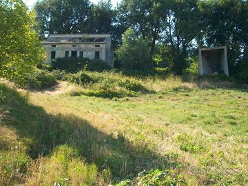 Rudere collabente con area verde