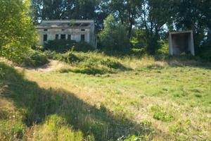 Rudere collabente con area verde
