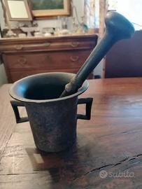 Antico mortaio con pestello