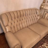 divano pelle stile capitonné 