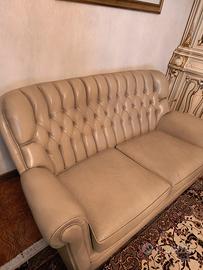 divano pelle stile capitonné 