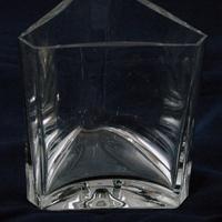 Vaso di cristallo triangolare