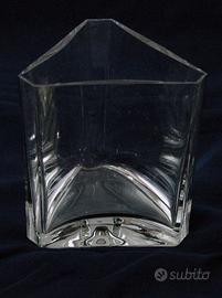 Vaso di cristallo triangolare