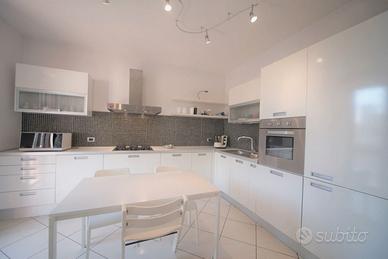 Cucina Pedini bianca lucida angolare 7 metri 4+3 