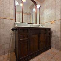 Elegante mobile in stile classico per bagno.