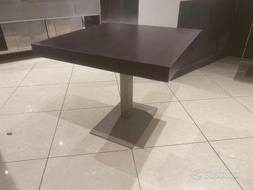 tavolo con base in metallo