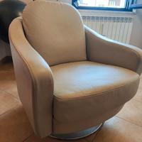poltrona girevole in pelle chiara