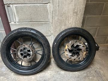 Cerchi motard gommati 17"