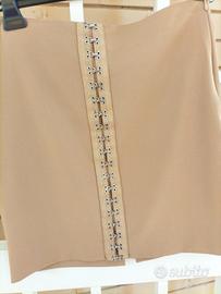 Gonna colore beige con gancetti.