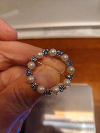 Spilla in oro bianco, 27 zaffiri e perle