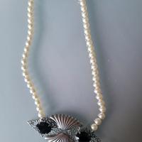 collana di perle con ciondolo in argento 