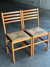 2 sedie in legno massiccio.