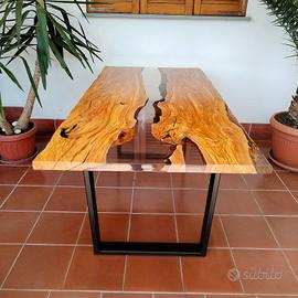 🌿 Tavoli in legno e resina su misura 
