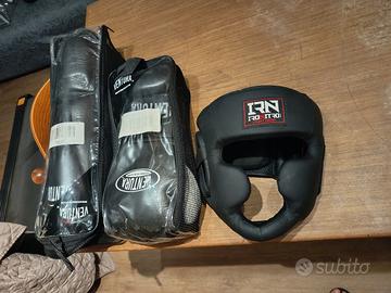 parastinchi, guantoni, caschetto