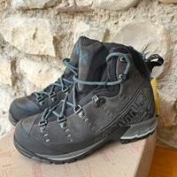 Scarponi Montura gore-tex n. 37.5