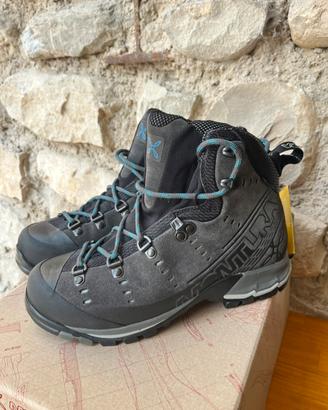 Scarponi Montura gore-tex n. 37.5
