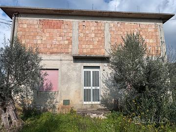 Casa indipendente su due livelli con garage