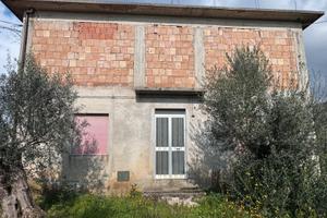 Casa indipendente su due livelli con garage