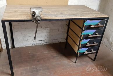 Banco da lavoro con morsa