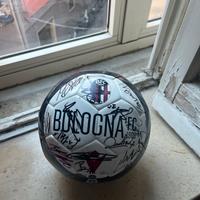 Pallone fitmato da tutta la squadra bologna 2021