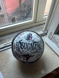 Pallone fitmato da tutta la squadra bologna 2021