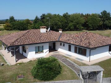 Villa indipendente su unico livello con 1.400 m...