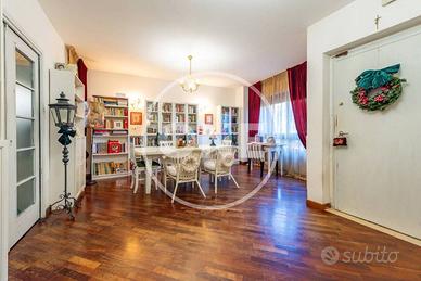 Villa di 185 m² con 5 locali e box auto a Latina