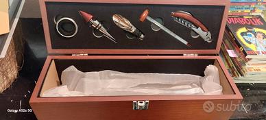 attrezzature da sommelier in cassetta in legno