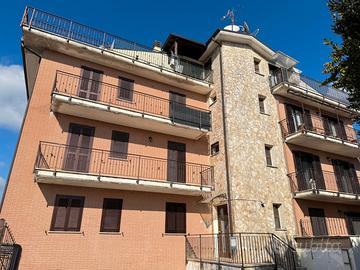 Labico: ampio appartamento con box auto