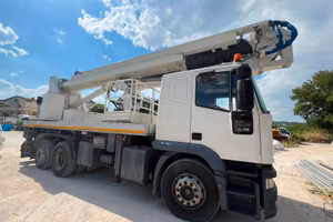 Piattaforma su camion ISOLI PTJ 400S