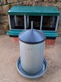 Nido e mangiatoia per galline