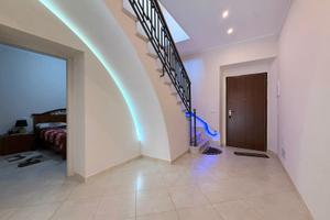 Casa indipendente bilivelli con cortile e terrazza