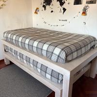 2 letti con struttura in legno