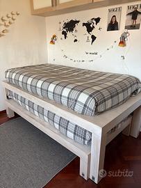 2 letti con struttura in legno