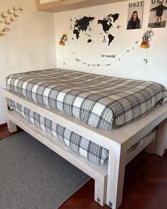 2 letti con struttura in legno