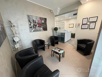 Ampio ufficio all'interno di studio dentistico