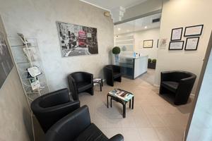Ampio ufficio all'interno di studio dentistico