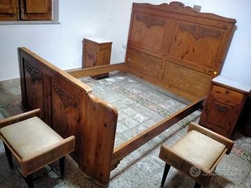 Camera da letto antica in cipresso 