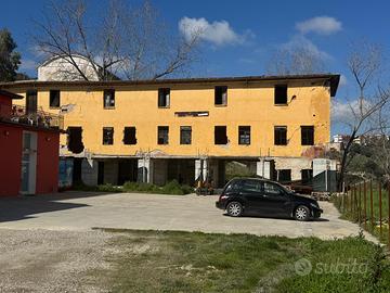 Struttura di 700 mq da ristrutturare
