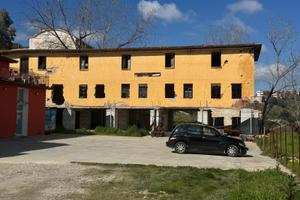 Struttura di 700 mq da ristrutturare