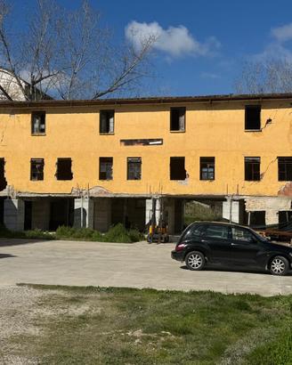 Struttura di 700 mq da ristrutturare