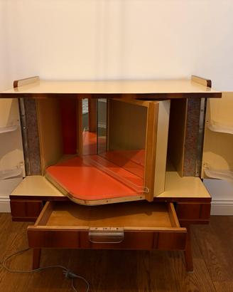 Mobile bar nordico vintage illuminato in formica.