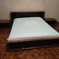 Letto matrimoniale con comodini.