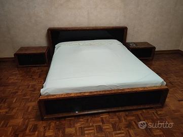 Letto matrimoniale con comodini.