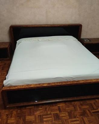 Letto matrimoniale con comodini.